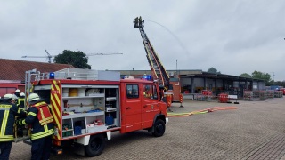 Riegelstellung über die Drehleiter der Ortsfeuerwehr Achim.