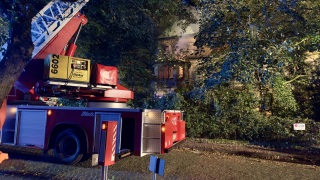 Löscharbeiten über die Drehleiter.