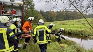 Herstellen der Löschwasserversorgung aus der Lehrde.