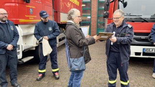 Ehrung von Joachim Schmidt, Führer der Kreisfeuerwehrbereitschaft Verden. Ehrung von Joachim Schmidt, Führer der Kreisfeuerwehrbereitschaft Verden.