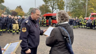 Ehrung von Jens Rebers, stellvertretender Führer der Kreisfeuerwehrbereitschaft Verden. Ehrung von Jens Rebers, stellvertretender Führer der Kreisfeuerwehrbereitschaft Verden.