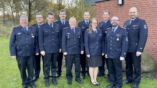 Geehrte und Beförderte: Andreas Wilms, Meiko Lindhorst, Daniel Arndt, Enno Asbeck, Andreas Thölke, Holger Mindermann, Alica Kohlmann, Andreas Böschen, Dennis Körte mit dem stellvertretenden Kreisbrandmeister Mario Rosebrock (v.l.).