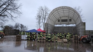 Aufbau einer Sandsackreserve durch die Kreisfeuerwehrbereitschaft Verden. Aufbau einer Sandsackreserve durch die Kreisfeuerwehrbereitschaft Verden.