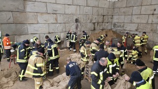 Aufbau einer Sandsackreserve durch die Kreisfeuerwehrbereitschaft Verden.