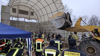 Aufbau einer Sandsackreserve durch die Kreisfeuerwehrbereitschaft Verden.