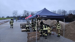 Aufbau einer Sandsackreserve durch die Kreisfeuerwehrbereitschaft Verden. Aufbau einer Sandsackreserve durch die Kreisfeuerwehrbereitschaft Verden.