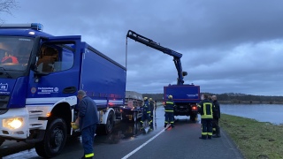 Das THW stationiert ein Ponton in der Ortschaft Eissel.
