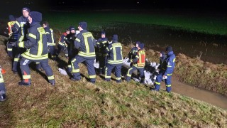 Mit Sandsäcken wurden Quellkaden an den Schadstellen aufgebaut, um die Schadstellen einzugrenzen.