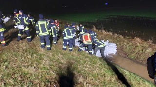 Mit Sandsäcken wurden Quellkaden an den Schadstellen aufgebaut, um die Schadstellen einzugrenzen.