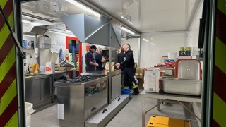 Mobile Küche der Kreisfeuerwehre Verden, die die Versorgung der Kreisfeuerwehrbereitschaften Cuxhaven und Diepholz übernimmt.