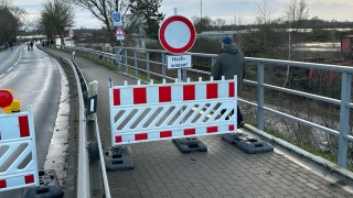 So nicht – Hochwasserabsperrungen sollten auch zur eigenen Sicherheit respektiert werden.