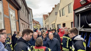 Bundeskanzler Olaf Scholz, Ministerpräsident Stephan Weil und Innenministerin Daniela Behrens im Gespräch mit Einsatzkräften.