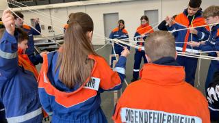 Bei dem Spiel Fröbelturm geht es um Teamgeist, Geschicklichkeit, Feinmotorik und strategisches Denken. Bei dem Spiel Fröbelturm geht es um Teamgeist, Geschicklichkeit, Feinmotorik und strategisches Denken.