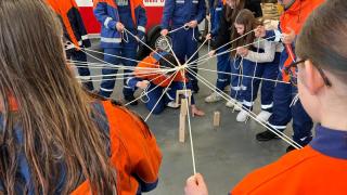 Bei dem Spiel Fröbelturm geht es um Teamgeist, Geschicklichkeit, Feinmotorik und strategisches Denken.