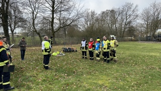 In zwei Gruppen wurden die Stationen des Staffellaufes und der Aufbau des Löschangriffes vorgeführt und direkt bewertet