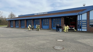 In zwei Gruppen wurden die Stationen des Staffellaufes und der Aufbau des Löschangriffes vorgeführt und direkt bewertet