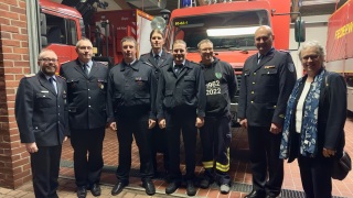 Kreisbrandmeister Dennis Körte (links) und Erste Kreisrätin Regina Tryta (rechts) mit Matthias Meyer, Tim Apmann, Thorben Helmers, Henning Söhl, Ingo Blome und Mario Rosebrock (v.l.).