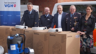 Übergabe von Wassersaugern an die Kreisfeuerwehrverbände Osterholz und Verden: Jan Hinken (Osterholz), Dennis Körte (Verden) durch  VGH Regionaldirektor Rüdiger Meyer im Beisein von  Regierungsbrandmeister Thomas Friedhoff (v.l.)