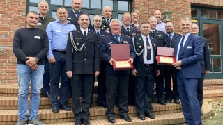 Gruppenbild mit polnischen Gästen und Gastgebern bei der Übergabe der Auszeichnungen: Der stellvertretende Landrat Reiner Sterna (vorne rechts) übernahm die Auszeichnungen stellvertretend.