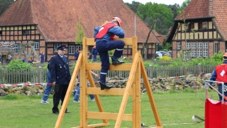 Der Angriffstrupp beim Überwinden der Leiterwand. Der Angriffstrupp beim Überwinden der Leiterwand.