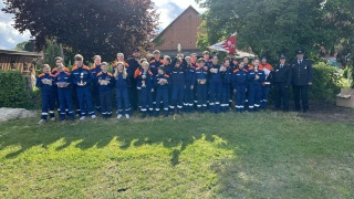 Die drei Siegergruppen zusammen mit den Kreisjugendfeuerwehrwarten. Die drei Siegergruppen zusammen mit den Kreisjugendfeuerwehrwarten.