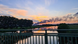 Weithin sichtbare Rauchsäule aufgenommen auf der Verdener Nordbrücke über die Aller.
