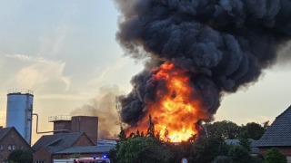 Flammenbild unmittelbar nach Eintreffen der ersten Einsatzkräfte.