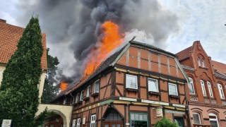 Lage bei Eintreffen: Dachstuhl in Vollbrand.