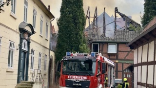 Lage kurz nach Eintreffen: Erhebliche Brandschäden am Dachstuhl.