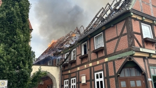 Lage kurz nach Eintreffen: Erhebliche Brandschäden am Dachstuhl.