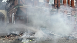 Lage kurz nach Eintreffen: Aufgrund der Brandschätzen stürzte der Dachstuhl samt Giebel zusammen.