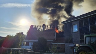 Lage bei Eintreffen: Dachstuhl in Vollbrand.