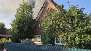 Lage bei Eintreffen: Dachstuhl in Vollbrand.
