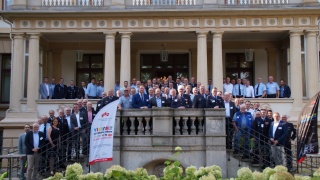 Gemeinsames Foto vor dem Gästehaus der niedersächsischen Landesregierung in Hannover.