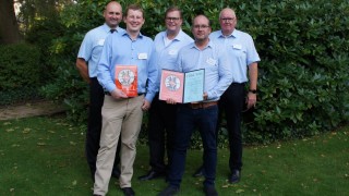 Vertreter der beiden geehrten Kreisverdener Unternehmen mit dem stellvertretenden Kreisbrandmeister Mario Rosebrock, Verdens stellvertretenden Stadtbrandmeister Ole Langer und dem ehemaligen Ottersberger Gemeindebrandmeister Herbert Freymuth.