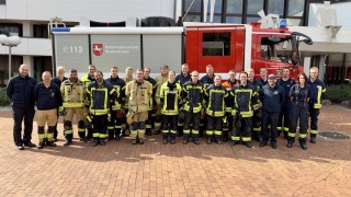Die Prüflingen samt Ausbilder- und Prüferteam sowie Kreisbrandmeister Dennis Körte (4. v.r.) und seinem Stellvertreter Mario Rosebrock (links).