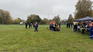 Die Jugendlichen mussten unter anderem ein Löschangriff zeigen.