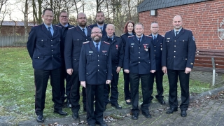 Die Beförderten und Geehrten: Christian Ziems, Ole Langer, Torsten Kohlmann, Kreisbrandmeister Dennis Körte, Klaas Müller, Wolfgang Wendt, Sonja Paschkowski, Frank Brasgalla, stv. Kreisbrandmeister Ulf Carstens, stv. Kreisbrandmeister Mario Rosebrock.