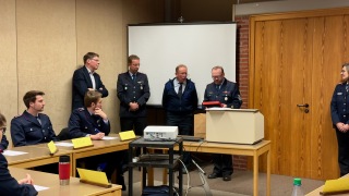 Verabschiedung von Lehrgangsleiter Sprechfunk Joachim Buß (2.v.r.) mit Fachdienstleiter Christian Groth, Sohn Christian Buß und Kreisbrandmeister Dennis Körte (v.l.).