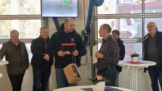Verabschiedung von Sprechfunkausbilder Uwe Beutner durch den stellvertretenden Kreisbrandmeister Mario Rosebrock (v.r.).