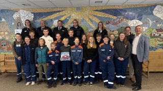 Die Siegergruppe aus Fischerhude-Quelkhorn zusammen mit dem Quiz Team, den Kreisjugendfeuerwehrwarten, Alexander von Seggern und Reiner Sterna.