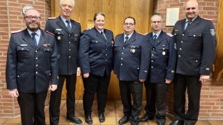 Kreisbrandmeister Dennis Körte (links) sowie die stellvertretenden Kreisbrandmeister Mario Rosebrock und Ulf Carstens (v.r.) mit Thomas Schepelmann, Imke Höge und Holger Ipach (v.l.).
