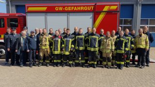 Lehrgangsfoto des ersten ABC Einsatz Teil 1-Lehrganges auf Kreisebene mit der Ersten Kreisrätin Regina Tryta, Fachdienstleiter Christian Groth sowie Kreisbrandmeister Dennis Körte.