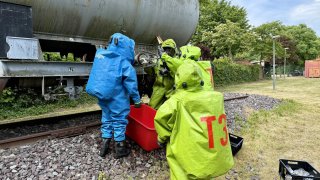 Abschlussübung an einem Übungskesselwagen.