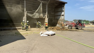 Löscharbeiten am Futterlager.