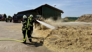 Nachlöscharbeiten im Freien.