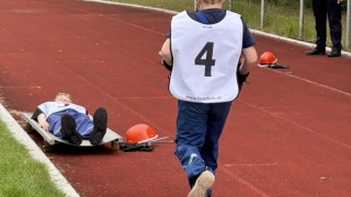 Beim B-Teil wird ein Staffellauf mit Hindernissen und Feuerwehrtechnischen Aufgaben bewältigt.