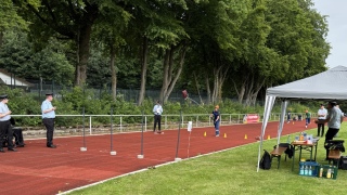 Beim B-Teil wird ein Staffellauf mit Hindernissen und Feuerwehrtechnischen Aufgaben bewältigt.