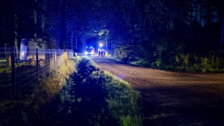 Ein Großtanklöschfahrzeug unterstützt bei der Wasserversorgung.