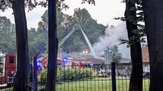 Nachlöscharbeiten über die Drehleiter.